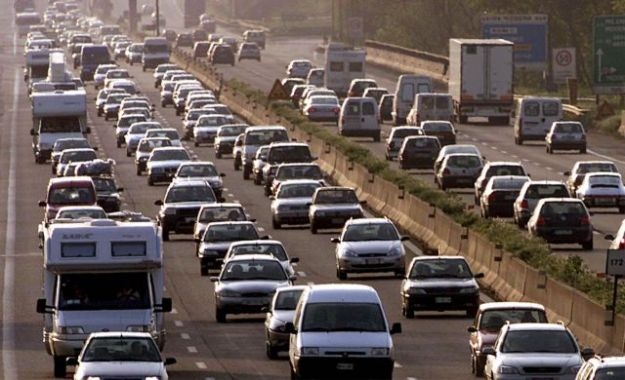 Bollo auto. Le istituzioni promuovono i pagamenti, l’ACI li tassa
