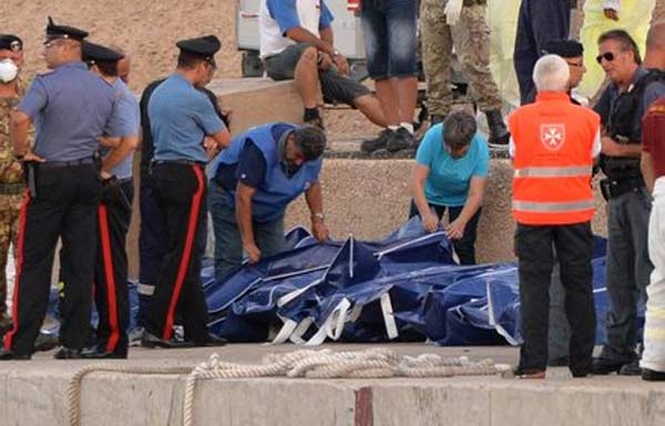 Strage Lampedusa. I corpi recuperati salgono a 143. Rivedere la Bossi Fini