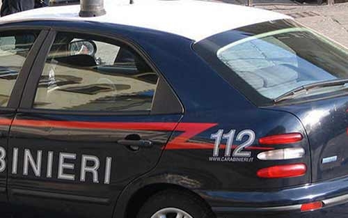 Uomo aggredisce il figlio a colpi d’ascia. Arrestato per tentato omicidio