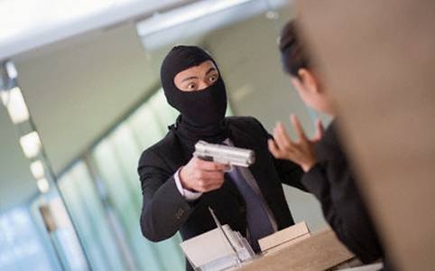 Tentano di svaligiare banca, ma vengono inseguiti e arrestati
