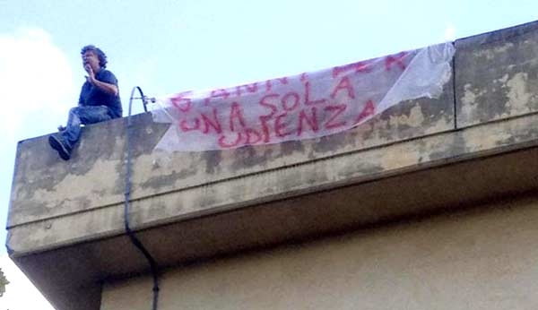 Operaio sale sul tetto tribunale per protesta. 6 anni per una udienza
