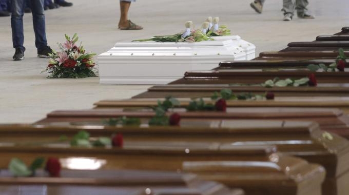 Agrigento. Fra le polemiche,  i funerali delle vittime di Lampedusa Alfano contestato