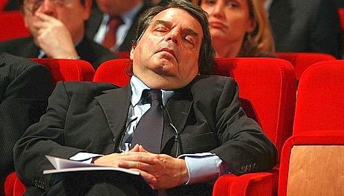 Brunetta guerrigliero, o meglio sfasciacarrozze. Il governo fibrilla