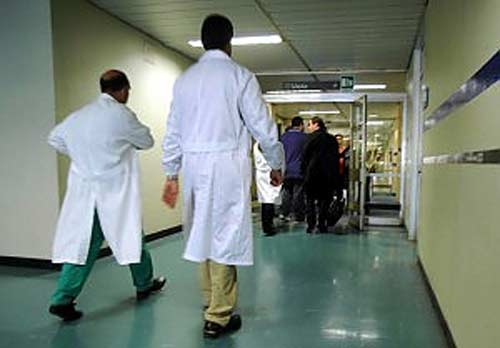 Il marito getta del mastice in viso alla moglie e le da fuoco. E’ ricercato
