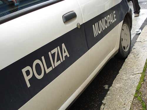 Fermato per un controllo stacca la falange di un dito al vigile