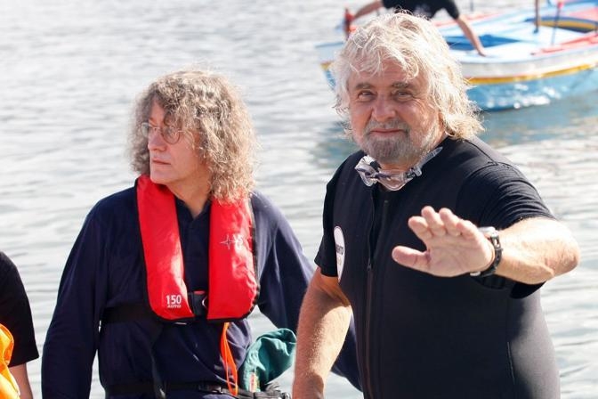 Grillo e Casaleggio sconfessano senatori su emendamento clandestini