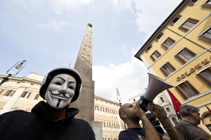 I movimenti per la casa contro gli sfratti. Tensioni a Montecitorio. LE FOTO