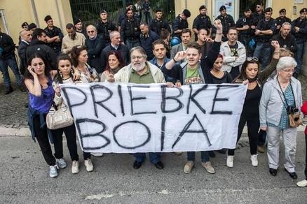 Priebke. Il nazista morto che nessuno vuole. La salma ancora ferma a Pratica di Mare