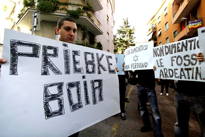 Priebke, boia anche nel testamento offende i familiari di chi ha ucciso