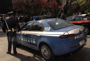 Spara a moglie e innesca conflitto a fuoco con i Carabinieri. Ucciso il marito
