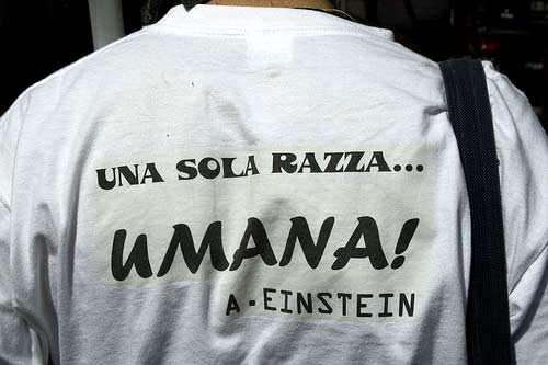 I migranti muoiono.  L’unica razza è quella umana