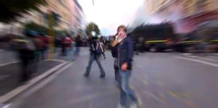 Al corteo dei movimenti scontri, cariche e bombe carte. IL VIDEO