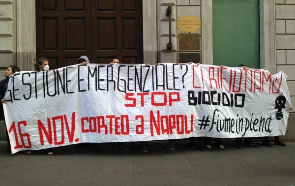 StopBiocidio organizza un flash mob sotto l’ufficio del Commissario Sottile. LE FOTO