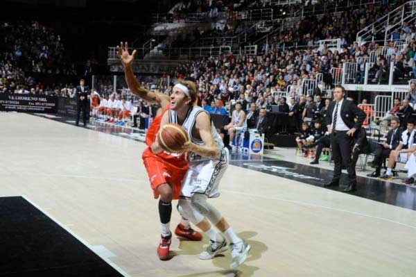 Basket, Milano KO a Bologna, Roma vince a Caserta, bene Cantù, Brindisi e Siena