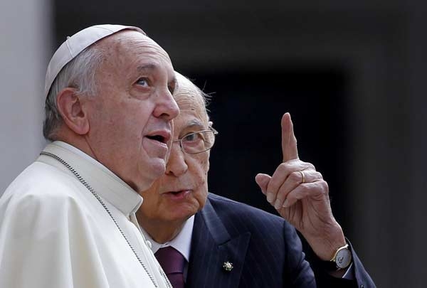 Napolitano: un clima avvelenato. Bergoglio, ritrovare la concordia