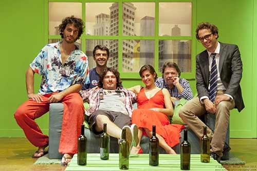 Teatro de’ Servi. Solo sei bottiglie. Commedia giovanile sbarcata da Zelig. Recensione