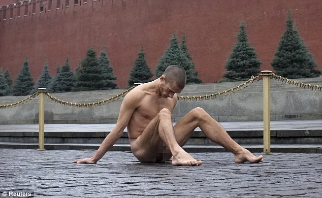 Russia. Inchioda i suoi testicoli su piazza Rossa. Ora rischia 5 anni di carcere