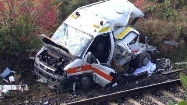 Passaggio a livello si apre in anticipo. Ambulanza investita dal treno, 2 morti