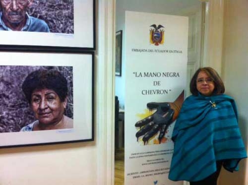 La mano sporca di Chevron. La testimonianza fotografica all’Ambasciata dell’Ecuador