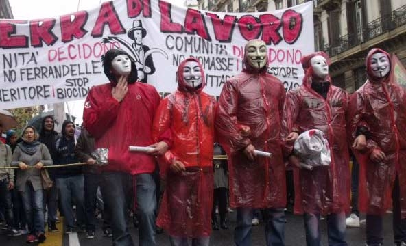 Rifiuti. In migliaia a Napoli contro il biocidio. LE FOTO