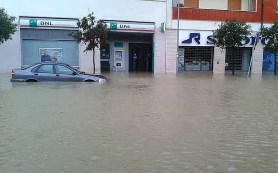 Maltempo: Muore una donna a Pescara, deraglia un treno in Puglia due feriti gravi