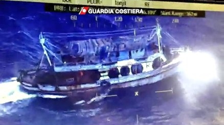 Immigrazione. Tratti in salvo tutti i migranti del barcone alla deriva