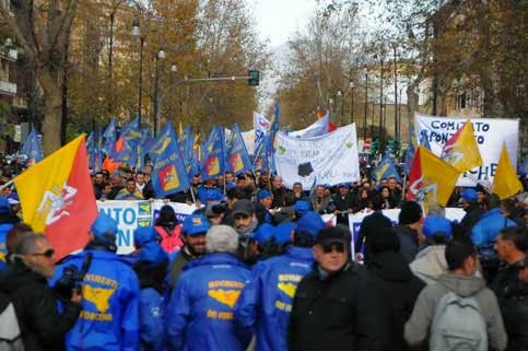 Forconi e ultras: caos e violenze nelle città