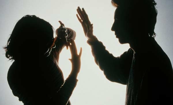 Stalking. Violenza e candeggina contro ex. Arrestato uomo di 29 anni