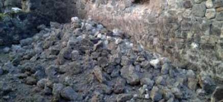 Pompei. Ennesimo crollo. Si sbriciola muro di via Stabiana