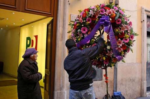 Alla sede Pd una corona di fiori. La sinistra è morta?