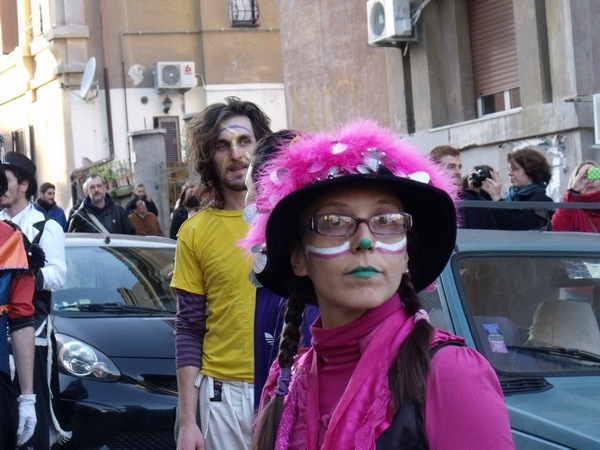 Alla Garbatella il centro sociale La Strada scende in piazza. LE FOTO