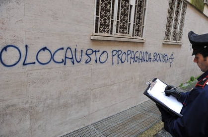 Scritte antisemite sui muri della Capitale