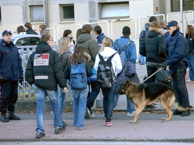 Droga. Spaccio davanti alle scuole, 10 arresti