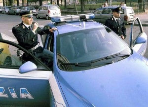 Suv sfonda vetrata banca e uccide donna.  Al volante 85enne