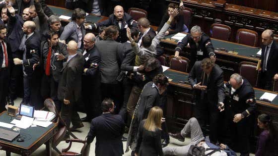 Italicum. Clima incandescente alla Camera. La protesta dei grillini continua