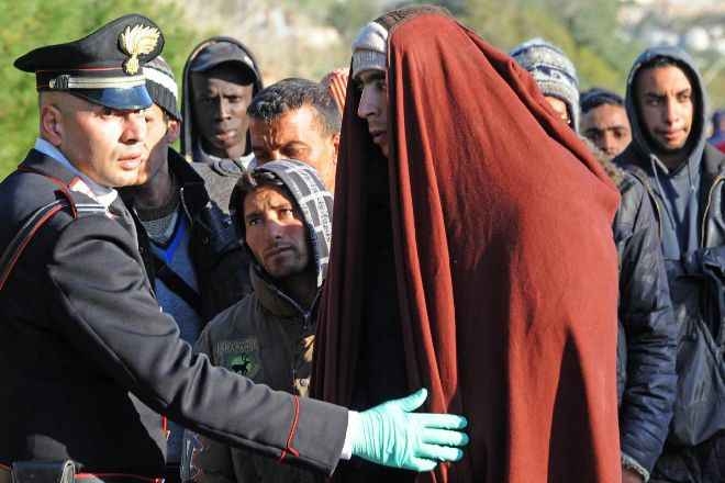 Continuano gli sbarchi a Lampedusa. In salvo 823 migranti
