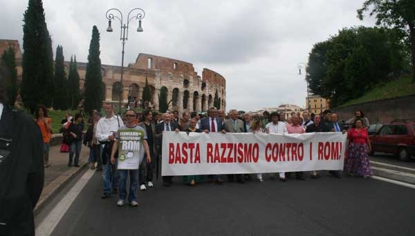 Tutti insieme, accanto alle famiglie rom, per la giustizia sociale e l’uguaglianza