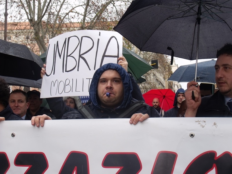 Autoferrotranvieri e movimenti di lotta per la casa in piazza a Roma. LE FOTO