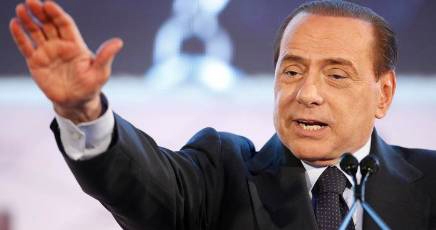 Il pregiudicato detta legge, festeggia il ventennio e Renzi si accuccia