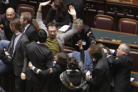 Se anche il Pd umilia il Parlamento