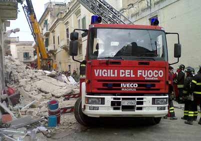 Matera, crolla una palazzina di tre piani. Salve sei persone, trovata morta donna dispersa