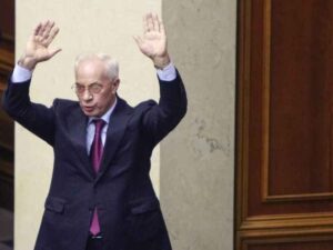 Ucraina, successi per i manifestanti: via premier Azarov e norme liberticide