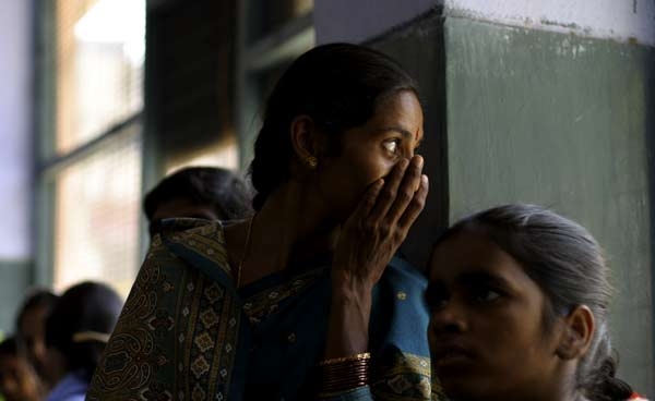India. Lo cancella da amici su Facebook, lui la sfigura
