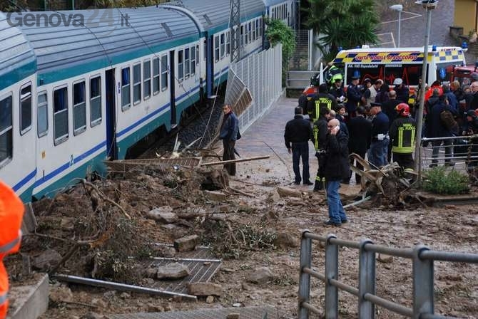 Tragedia scampata. Treno deraglia per una frana. Feriti i macchinisti