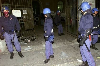 G8 di Genova, tre superpoliziotti arrestati per le violenze alla Diaz