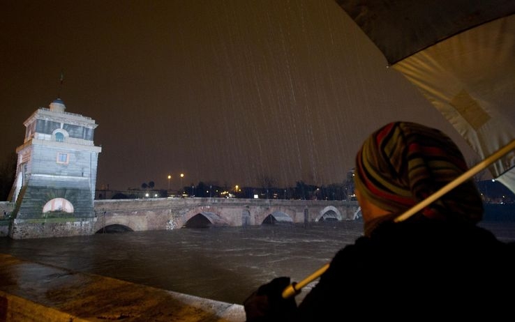Maltempo. E’ ancora massima allerta. A Roma scoppiano le polemiche