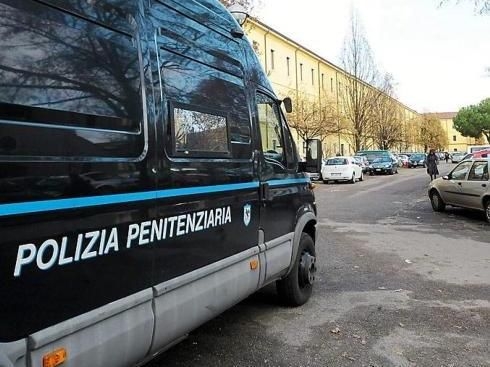 Assalto a furgone polizia penitenziaria. Evade ergastolano