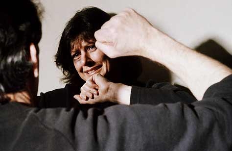 Violenza donne. Botte e minacce alla convivente. Arrestato 26enne