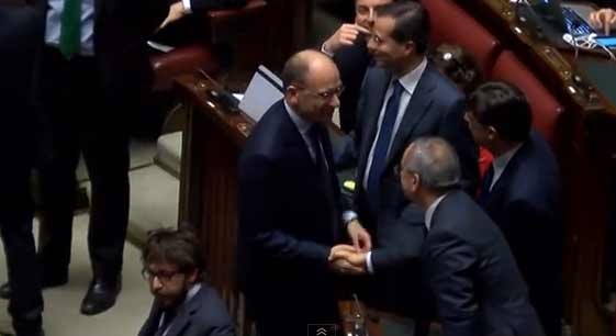 Letta entra in aula, grande abbraccio con Bersani. IL VIDEO