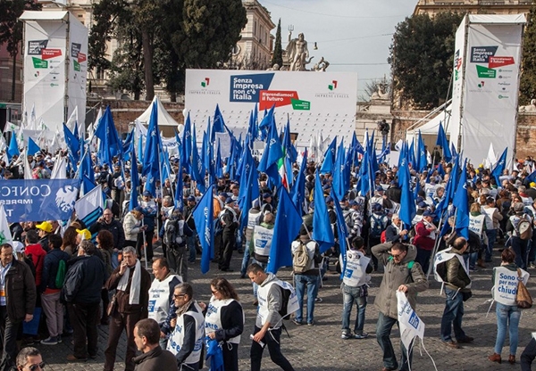 Commercianti e artigiani in Piazza del Popolo: “Meno tasse, Matteo stai preoccupato”